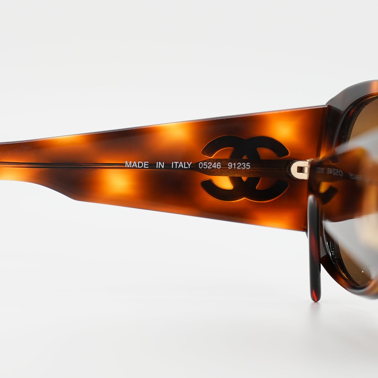 CHANEL 05246 tortoiseshell sunglasses
