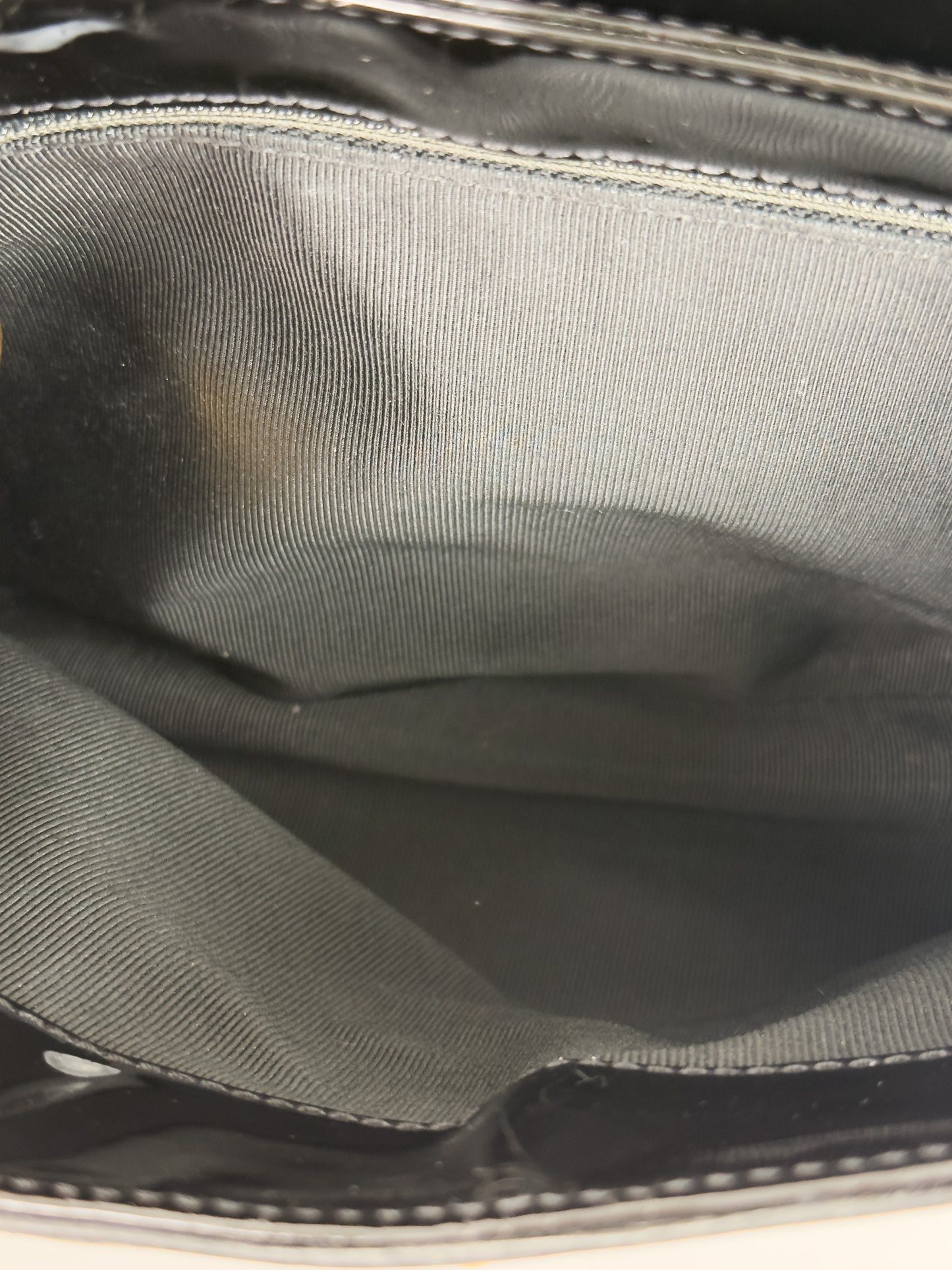 CHANEL patent leather CC shoulder bag