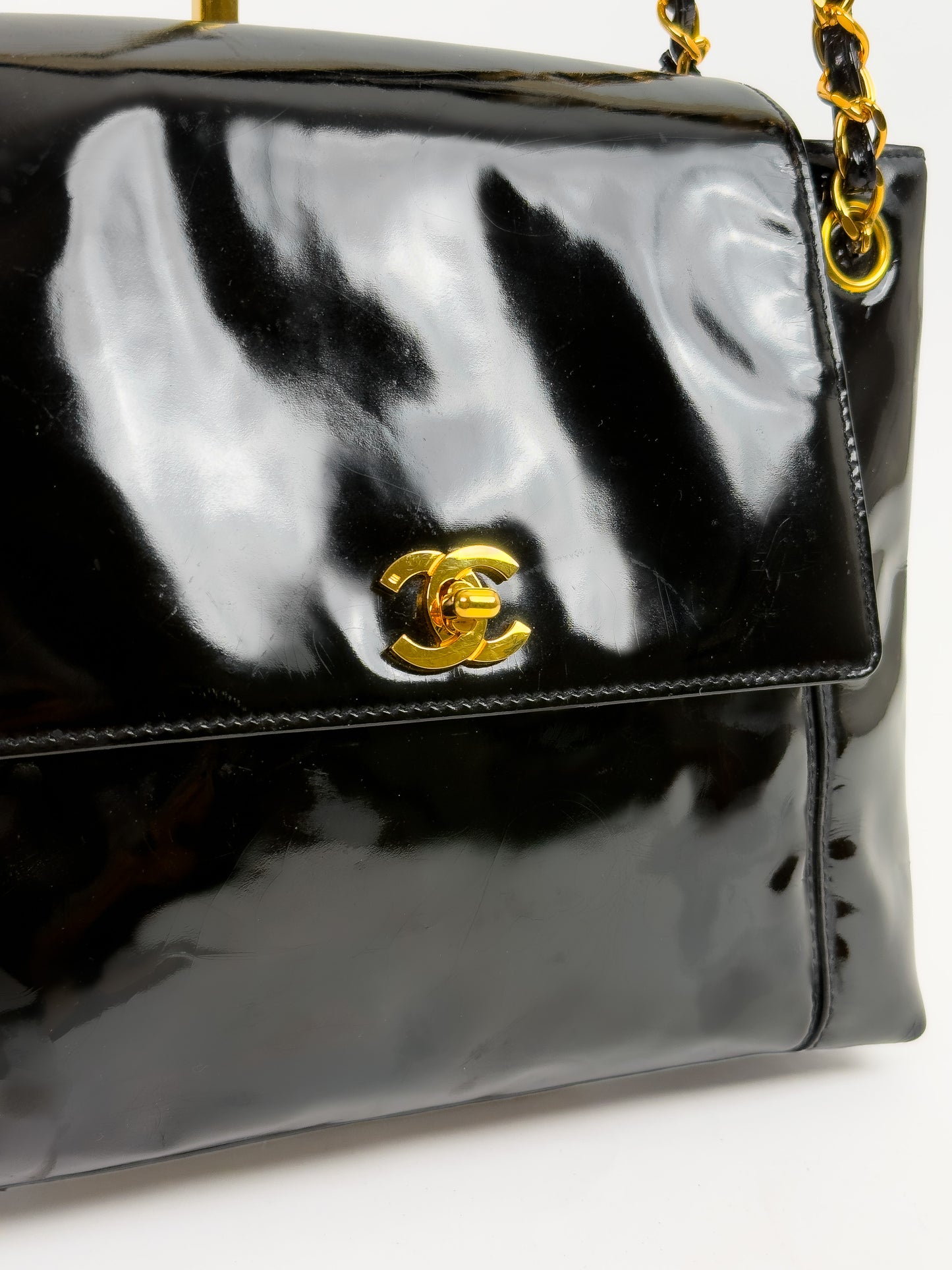 CHANEL patent leather CC shoulder bag