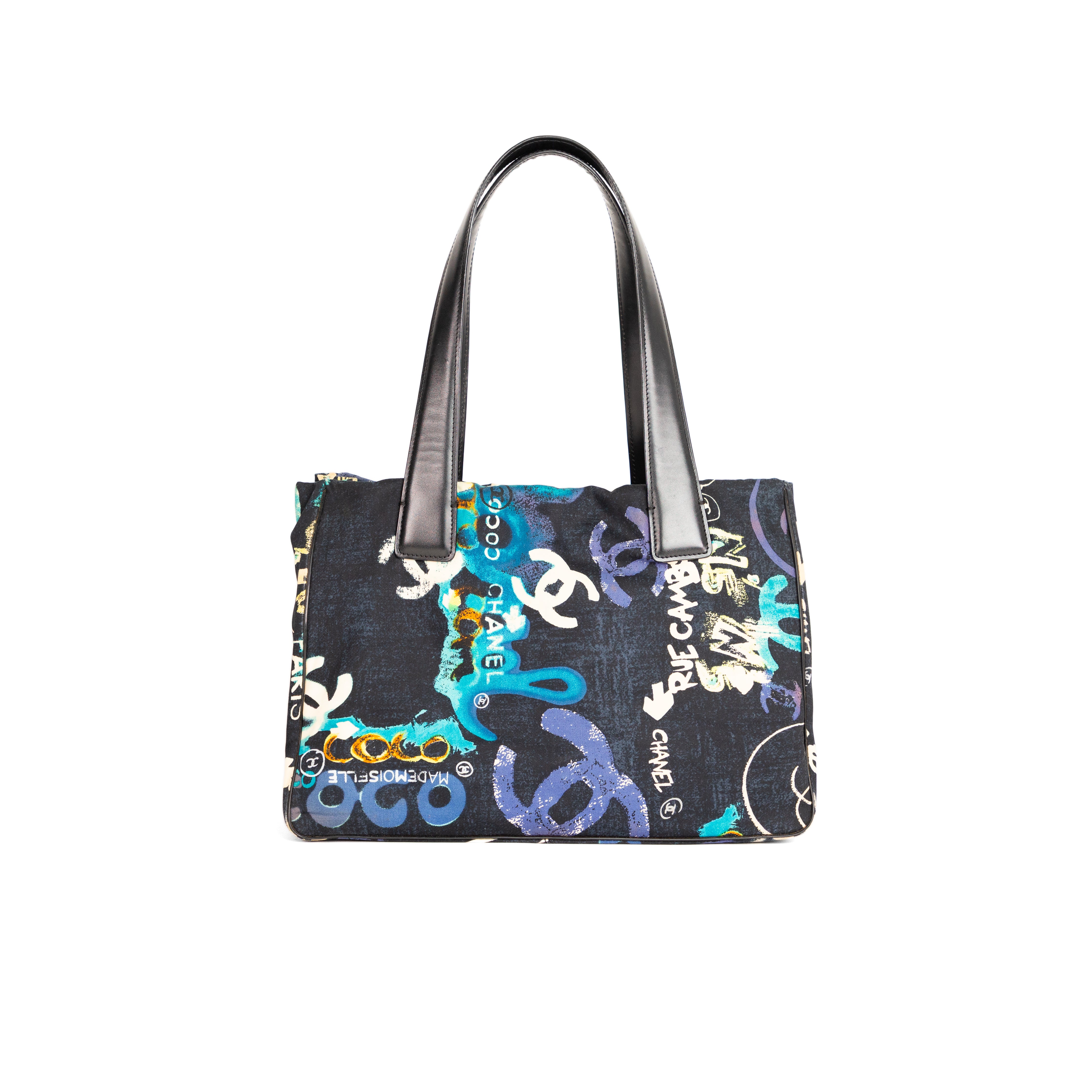 シャネル グラフィティ ロゴ ノースリーブ 20P P63297K48933 CHANEL graffiti print canvas tote – Saucy Vault