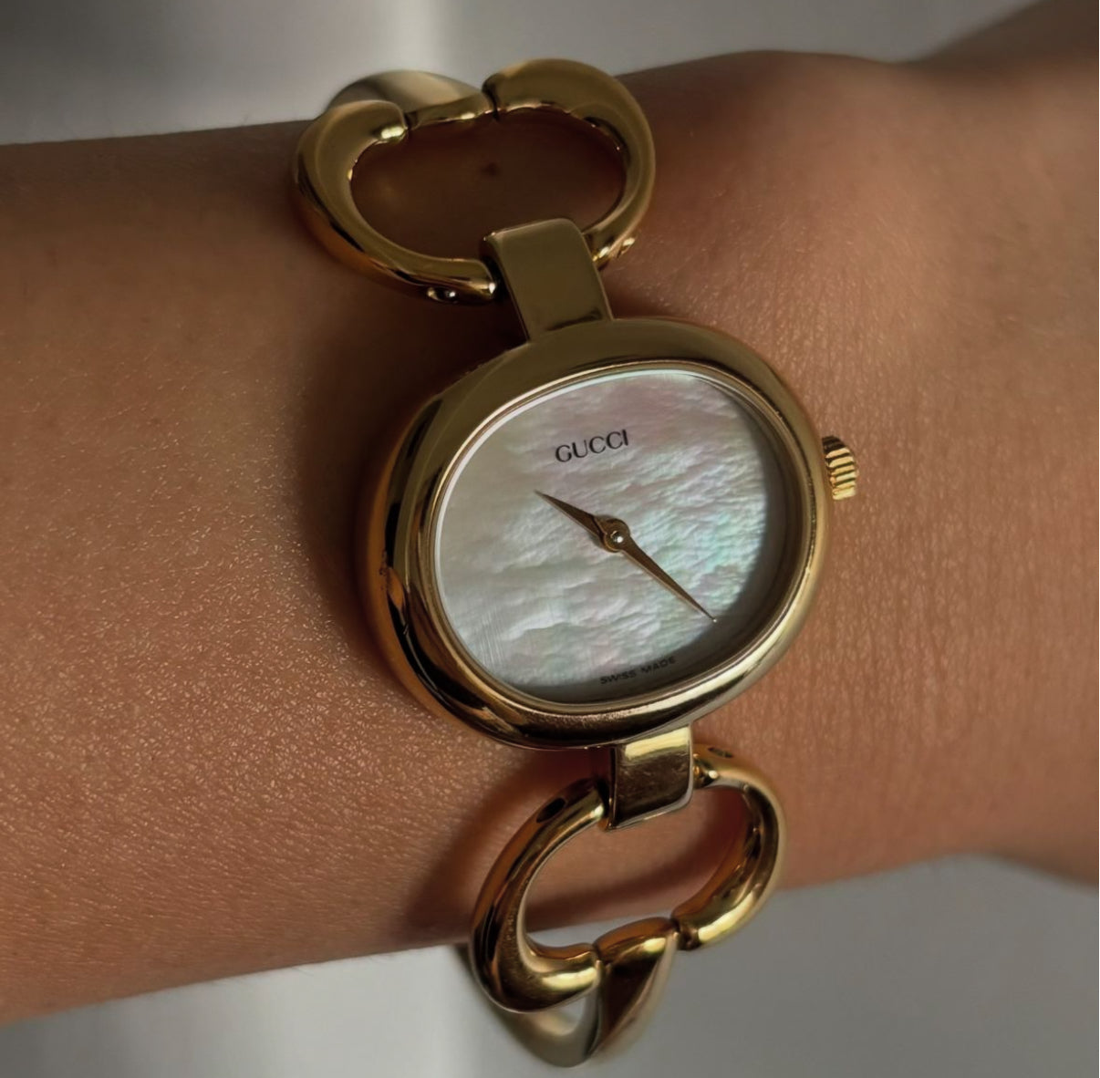 GUCCI 1600 seashell watch