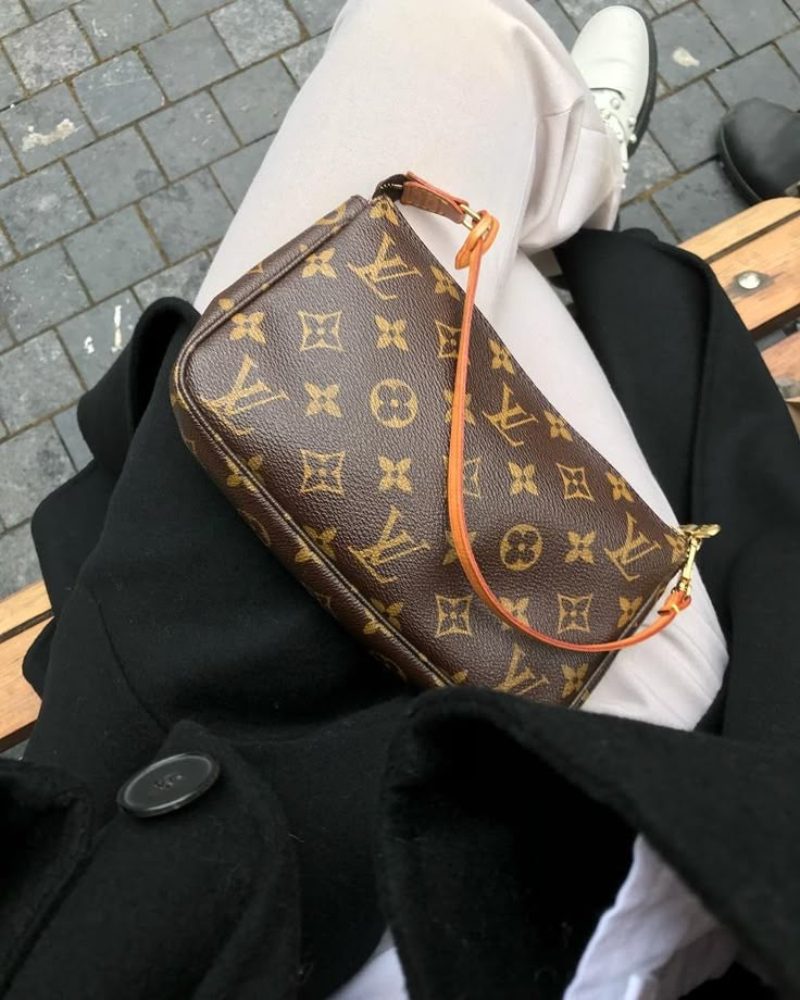 LOUIS VUITTON pochette