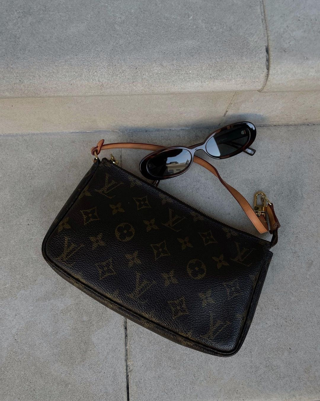 LOUIS VUITTON pochette