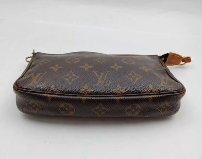 LOUIS VUITTON pochette