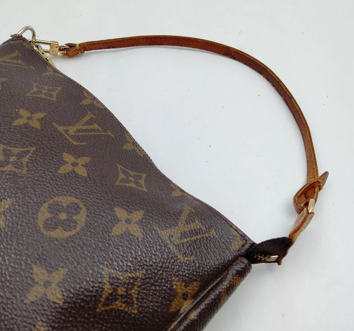 LOUIS VUITTON pochette