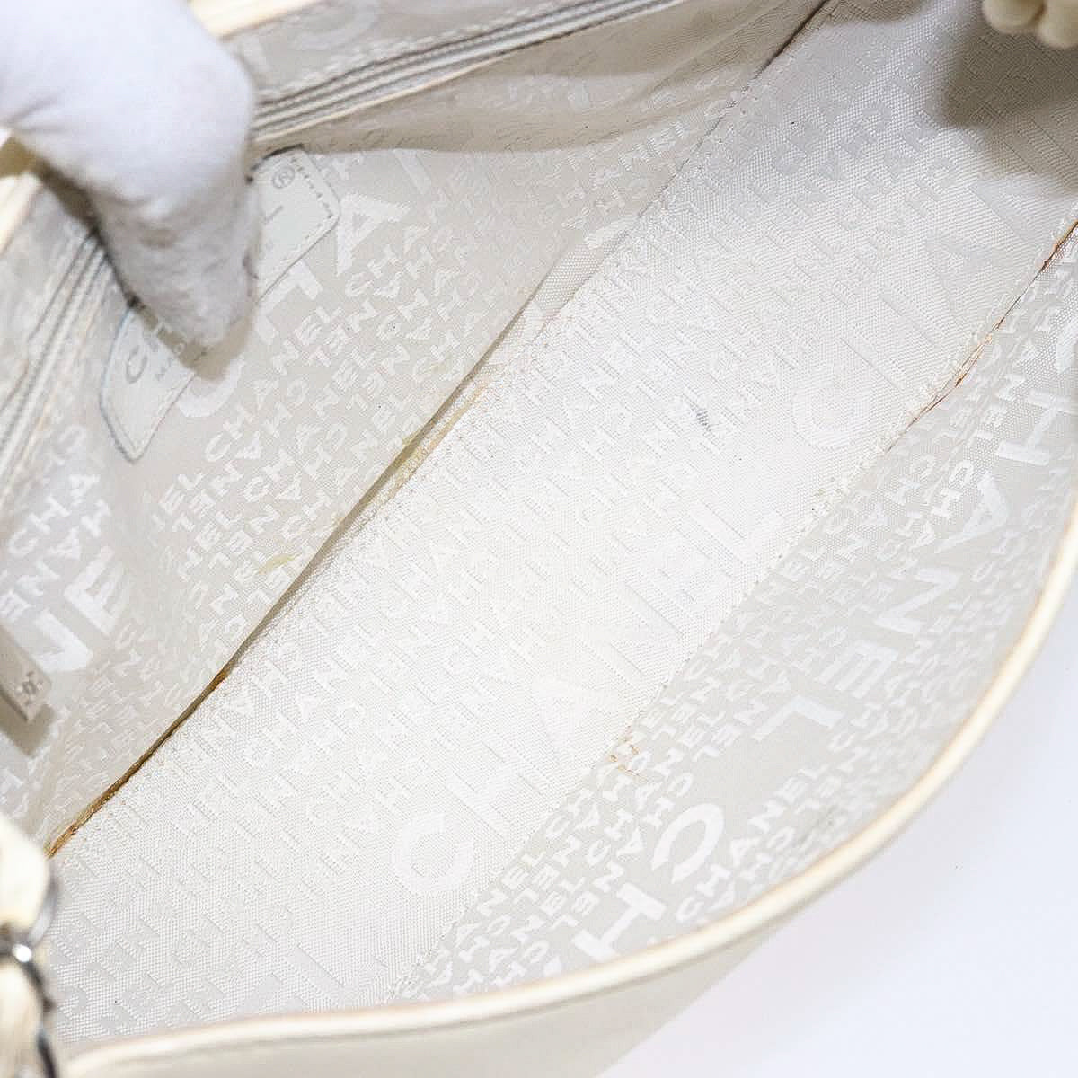 CHANEL cream matelasse lambskin accordion shoulderbag