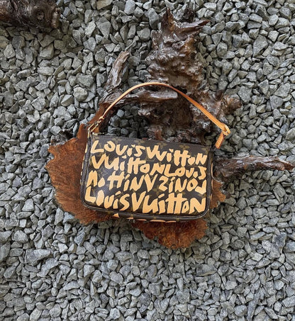 LOUIS VUITTON x Stephen Sprouse graffiti pochette