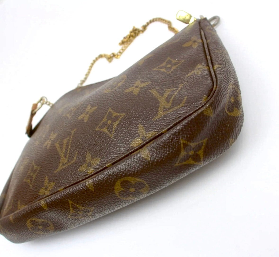 LOUIS VUITTON gold chain pochette